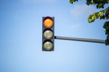 Fransa, 11 Nisan 2024: Açık Gökyüzü Ortasında Trafik Işığı