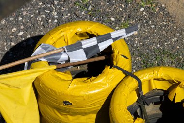 Fransa, 14 Nisan 2024: Terk Edilmiş Güvenlik Ekipmanları