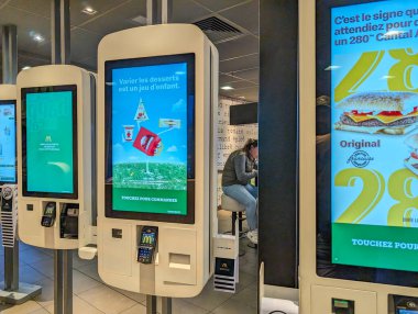 Fransa, 1 Nisan 2024: Fast Food Restaurant 'ta Dijital Sipariş Büfeleri