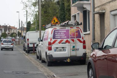 Fransa, 07 Nisan 2024: Fiber İnternet Reklam Aracı Kurulumu