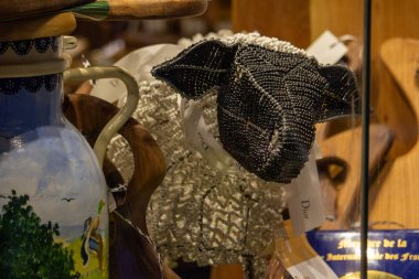 Fransa, 30 Mart 2024: Lüks Moda Mağazasında Boncuklu Köpek Heykeli