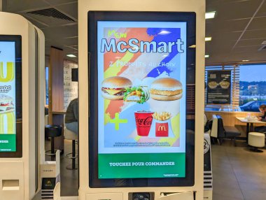 Fransa, 01 Nisan 2024: Fast Food Restoranında Etkileşimli Dijital Menü Görünümü