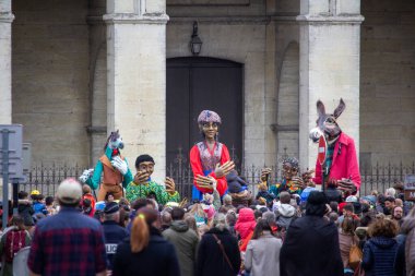 Fransa, 24 Mart 2024: Şehir Kutlamalarında Dev Kukla Geçidi