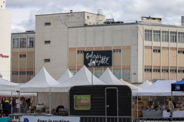 Fransa, 30 Mart 2024: Lafayette Galerisinde Açık Hava Etkinliği