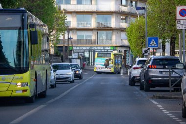 Fransa, 11 Nisan 2024: Toplu Taşımacılık ve Yayaların Geçtiği Şehir Caddesi Sahnesi