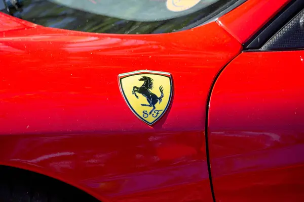 Fransa, 14 Nisan 2024: Kırmızı bir arabanın üzerindeki Ferrari logosunun yakın çekimi