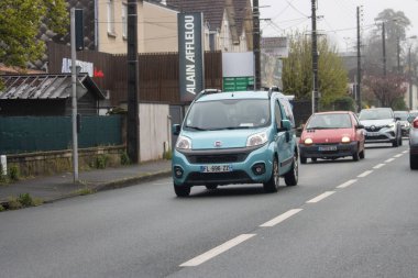 Fransa, 30 Mart 2024: Şehir caddesinde teslimat aracı