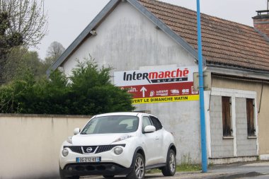 Fransa, 07 Nisan 2024: Nissan Juke Intermarche süpermarketinin önünde