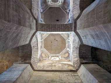 Fransa, 30 Mart 2024: Antik Tonozlu Tavanın Simetrik Bakış açısı