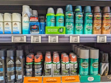 Fransa, 23 Mart 2024: Mağazadaki Çeşitli Erkek Deodorantı Markaları