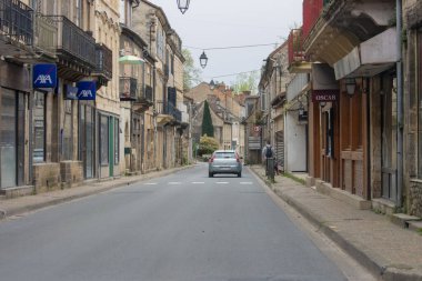 Fransa, 07 Nisan 2024: Modern Arabalı Tarihi Kent Caddesi
