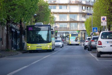 Fransa, 11 Nisan 2024: Kentsel Sokak Sahnesinde Toplu Taşımacılık
