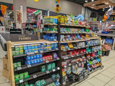 Fransa, 23 Mart 2024: Süpermarkette Kapalı Çıkış Hattı