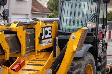 Fransa, 10 Mart 2024: Urban Caddesi 'nde Sarı JCB Backhoe Yükleyici