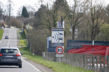 Fransa, 30 Mart 2024: Fransa 'nın kırsal kesiminde yol güvenliği tabelası ve hız sınırı hatırlatıcısı