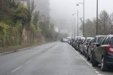 Fransa, 30 Mart 2024: Park halindeki Arabalı Misty Urban Caddesi