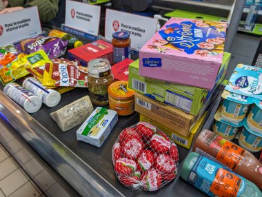 Fransa, 11 Mart 2024: Kontrol Kaydı Çeşitli Bakkallar