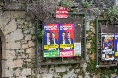 Fransa, 07 Nisan 2024: Taş Duvarda Siyasi Kampanya Posterleri