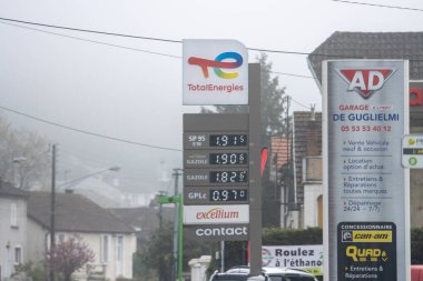 Fransa, 30 Mart 2024: Puslu bir günde Brand Logos ve Yakıt Fiyatları