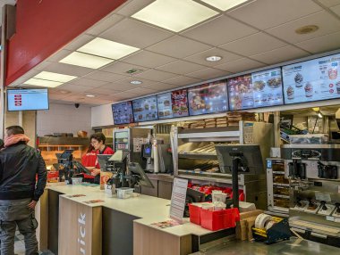 Fransa, 30 Mart 2024: Müşterilerle Fast Food Restoran İçişleri