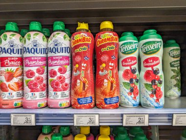 Fransa, 23 Mart 2024: Süpermarket Rafında Fransız Şurupları Çeşitliliği