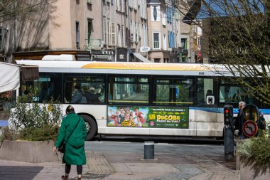 Fransa, 30 Mart 2024: Kentsel Ayarlar 'da Otobüs İlanı