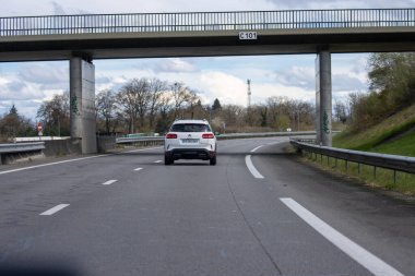 Fransa, 30 Mart 2024: Köprü altında otoyolda araba sürüyor
