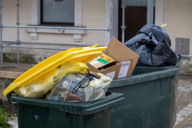 Fransa, 10 Mart 2024: Urban Caddesi 'nde Aşırı Dolu Çöp Kutuları