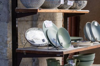 Fransa, 30 Mart 2024: Rustik Ahşap Raflarda Geleneksel Seramik