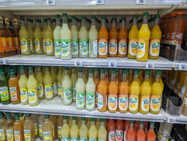 Fransa, 16 Mart 2024: Süpermarket Rafında Şişe Suyu Çeşitliliği