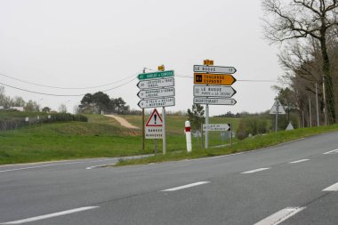 Fransa, 07 Nisan 2024: Kırsal kesişme noktasında yön işaretleri