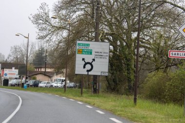Fransa, 30 Mart 2024: Limoges ve Paris 'e Yol İşareti