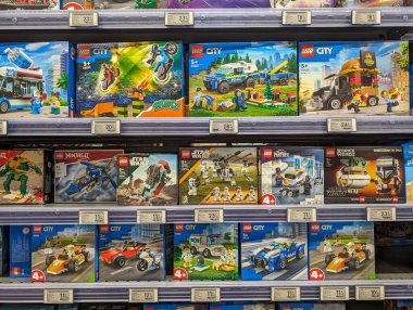 Fransa, 23 Mart 2024: Çeşitli LEGO Setleri Perakende Dükkanında Raflarda