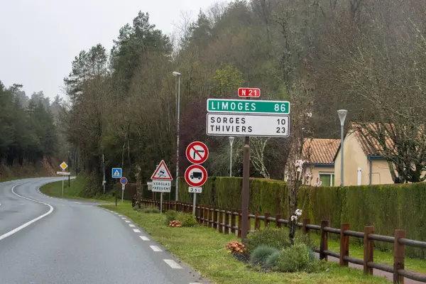 Fransa, 30 Mart 2024: Bulutlu bir günde Limoges, Sorges ve Thiviers 'e doğru yol işaretleri