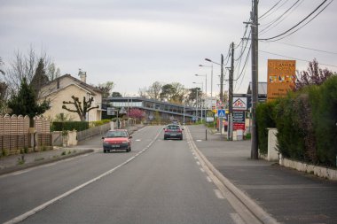 Fransa, 04 Nisan 2024: Banliyö Sokak Sahnesi Yolcular ve Yerel İşletmelerle