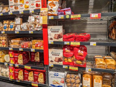 Fransa, 16 Mart 2024: Paketli Gıda Ürünlerinin Çeşitliliğiyle Market Koridoru