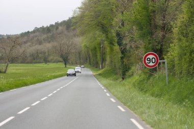 Fransa, 07 Nisan 2024: Scenic Country Road 'da Hız Sınırı İşareti