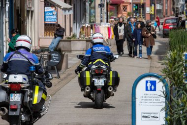 Fransa, 30 Mart 2024: Motosiklet Devriyesi Şehir Caddesinde Polis