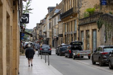 Fransa, 07 Nisan 2024: Fransız Kentinde Tarihi Şehir Sokak Sahnesi