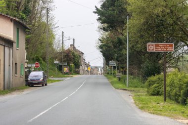 Fransa, 07 Nisan 2024: Fransız Köy Yolu 'nun Yönsel İşaretli Rustik Büyüsü