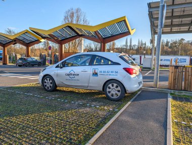 Fransa, 14 Mart 2024: Kentsel Ayarlardaki Güneş enerjili Elektrikli Araç Şarj İstasyonu