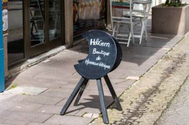 Fransa, 30 Mart 2024: Şehir Kaldırımında Etik Mineral Butik Çember Panosu İşareti