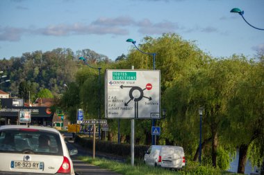 Fransa, 11 Nisan 2024: Fransa 'da yol trafiği ve yön tabelası