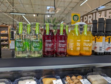 Fransa, 23 Mart 2024: Market Rafında Çeşitli İçecekler