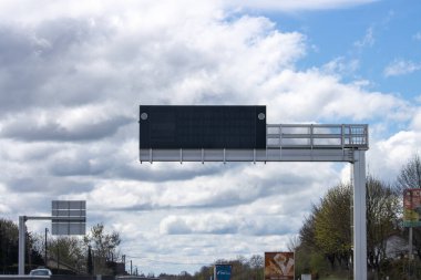 Fransa, 30 Mart 2024: Bulutlu bir günde Boş Billboard Reklamcılığa Hazır