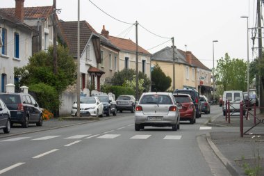 Fransa, 07 Nisan 2024: Sessiz Bir Konut Alanında Gündüz Sokağında