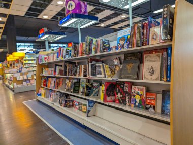 Fransa, 16 Mart 2024: Çeşitli Kitap Koleksiyonlu Bir Kitapçının İçi