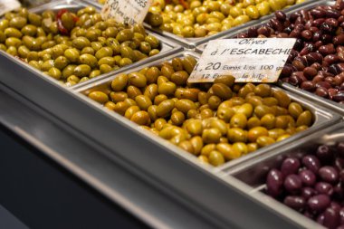 Fransa, 30 Mart 2024: Piyasada marine edilmiş zeytinlerin sunumu