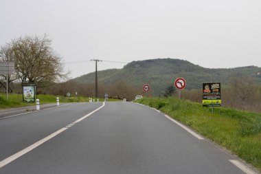 Fransa, 07 Nisan 2024: Trafik İşaretleri ve Yeşillikleri Olan Kırsal Yol