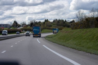 Fransa, 30 Mart 2024: Ticari kamyonlar ve özel araçlarla otoyol geçişi